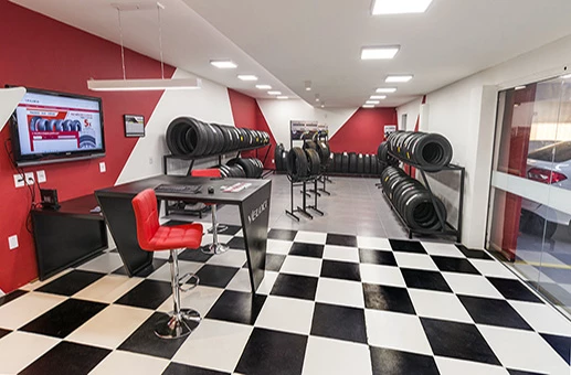 Interior de loja fisica de pneus 