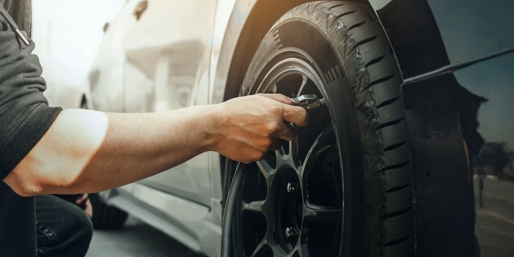 verificando a calibragem do estepe com medidor de pressão em pneu automotivo, manutenção preventiva de pressão correta
