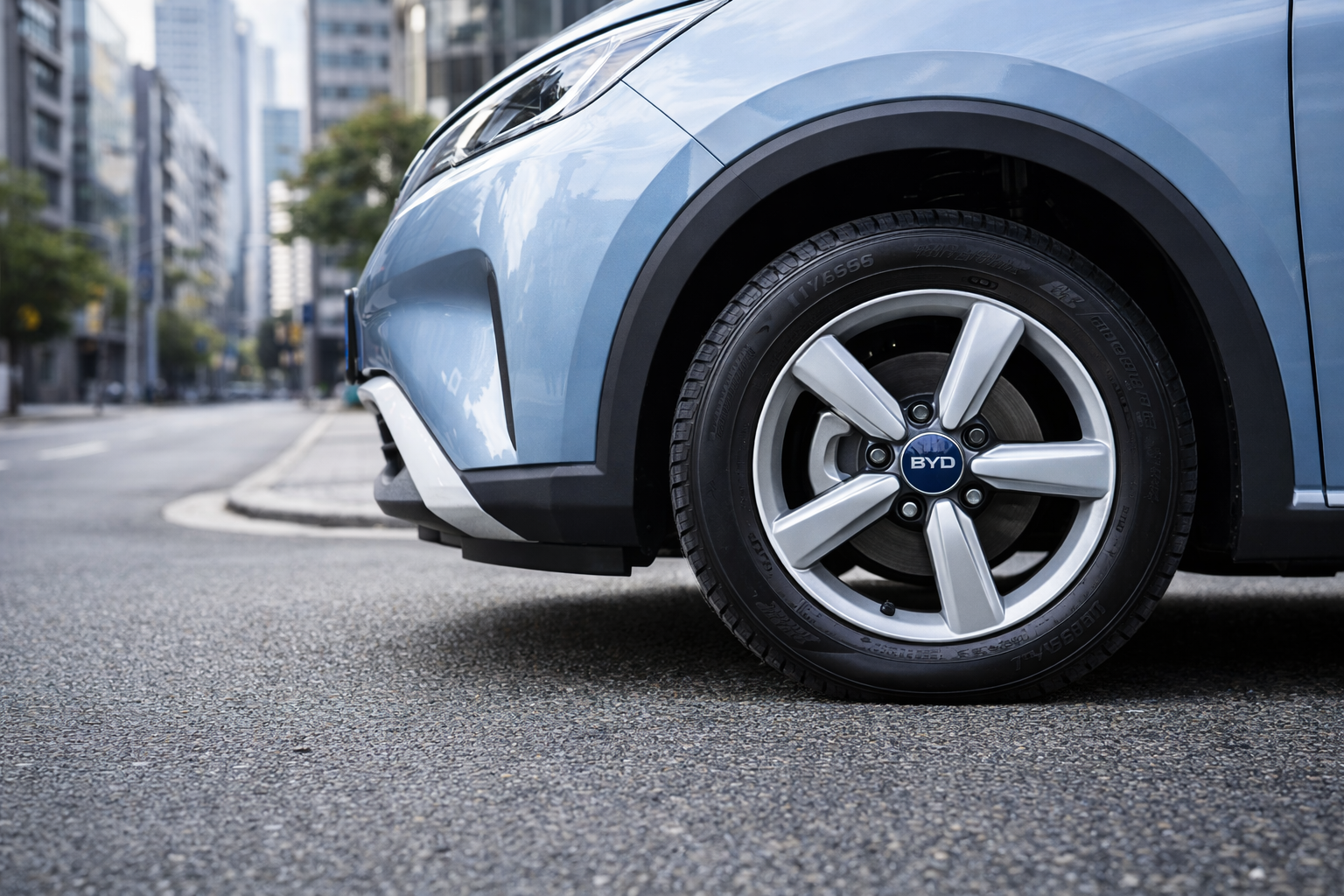 Roda e pneu de carro elétrico SUV estacionado em rua urbana