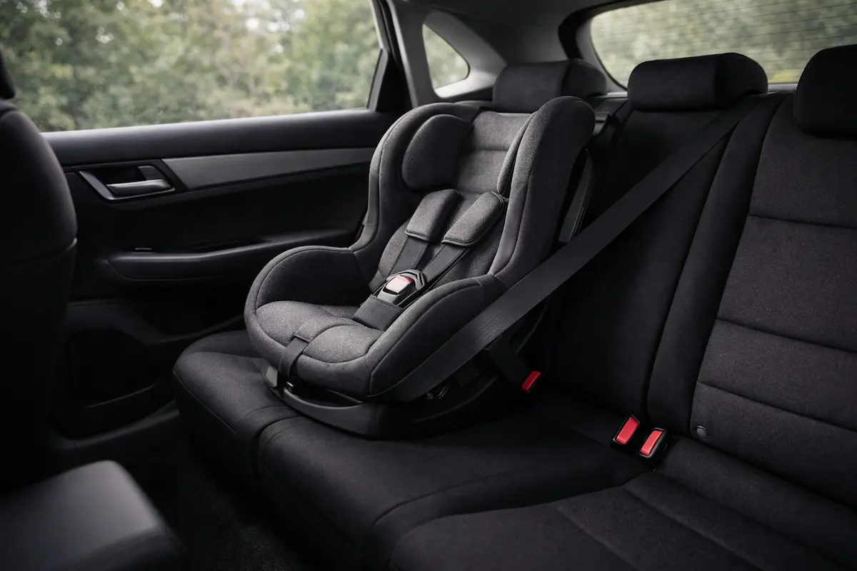 Cadeirinha de bebê instalada corretamente no banco traseiro do carro conforme regras atualizadas