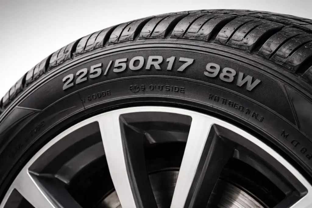 Marcação 225/50R17 na lateral de pneu aro 17 instalada em roda