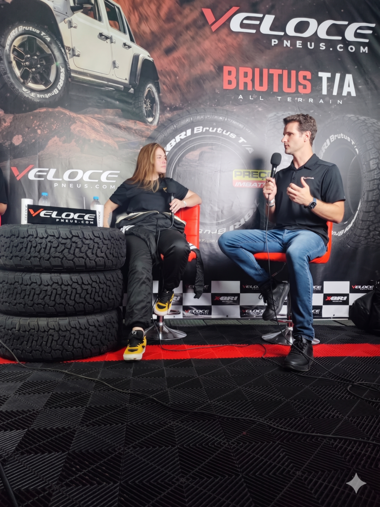 leonardo Fontolan e Amanda Tomasine no Stand da veloce Pneusus
