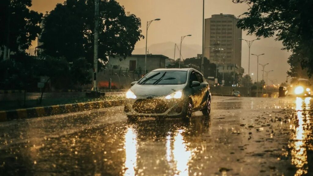 carro na chuva na estrada