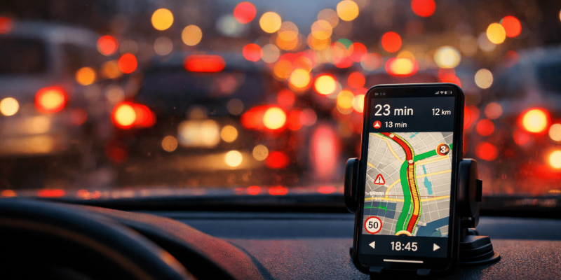 Aplicativo de trânsito no celular mostrando rota em tempo real no trânsito urbano