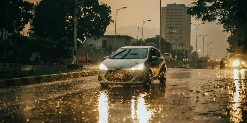 carro na chuva na estrada